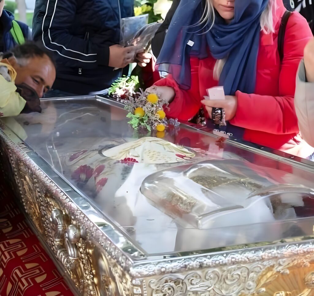 O tânără a mers la Sfânta Parascheva după ce a fost părăsită de viitorul soț pentru altă femeie. Ce i s-a întâmplat la scurt timp după ce s-a rugat