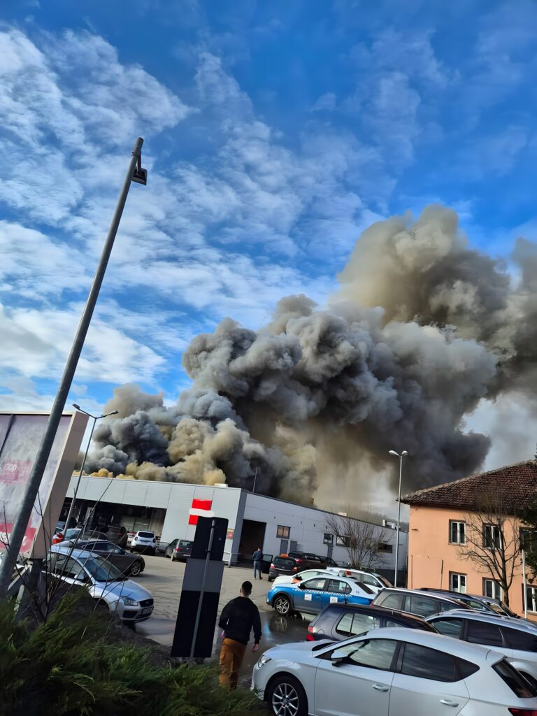 Incendiu de proporții la un supermarket din Reșița. Pompierii intervin de urgență