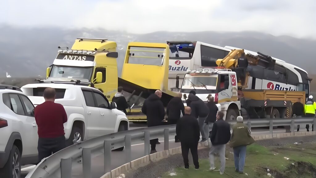 Accidente în lanț în Turcia! 16 morți după ce un autocar a căzut în râpă și două mașini s-au ciocnit frontal
