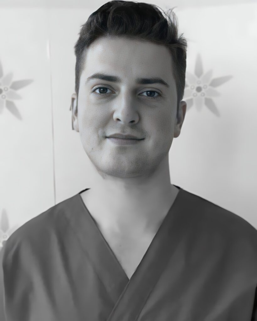 Alin, un kinetoterapeut de 33 de ani din Pitești, și-a pus capăt zilelor în propriul cabinet. Era căsătorit și avea un băiețel